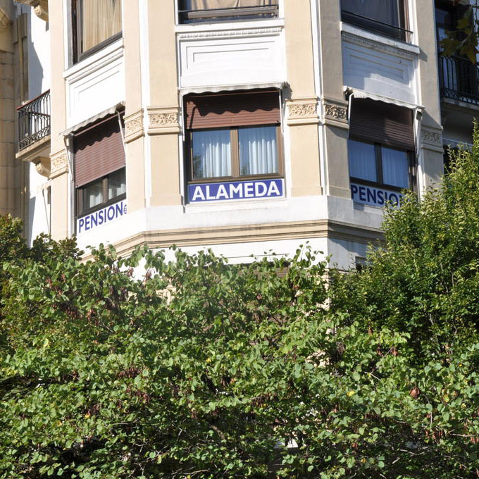 fachada-cartel-pension-alameda-donosti-san-sebastian.jpg