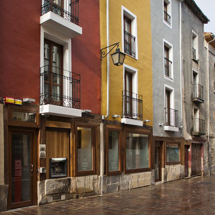 entrada-fachada-colores-alojamiento-albergue-la-catedral-vitoria-gasteiz-araba.jpg