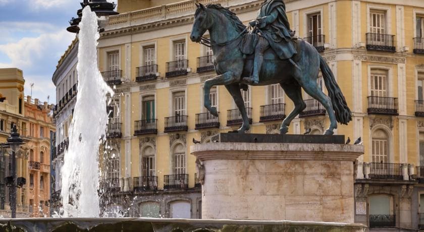 monumento-hostal-atocha-almudena-martin-madrid.jpg