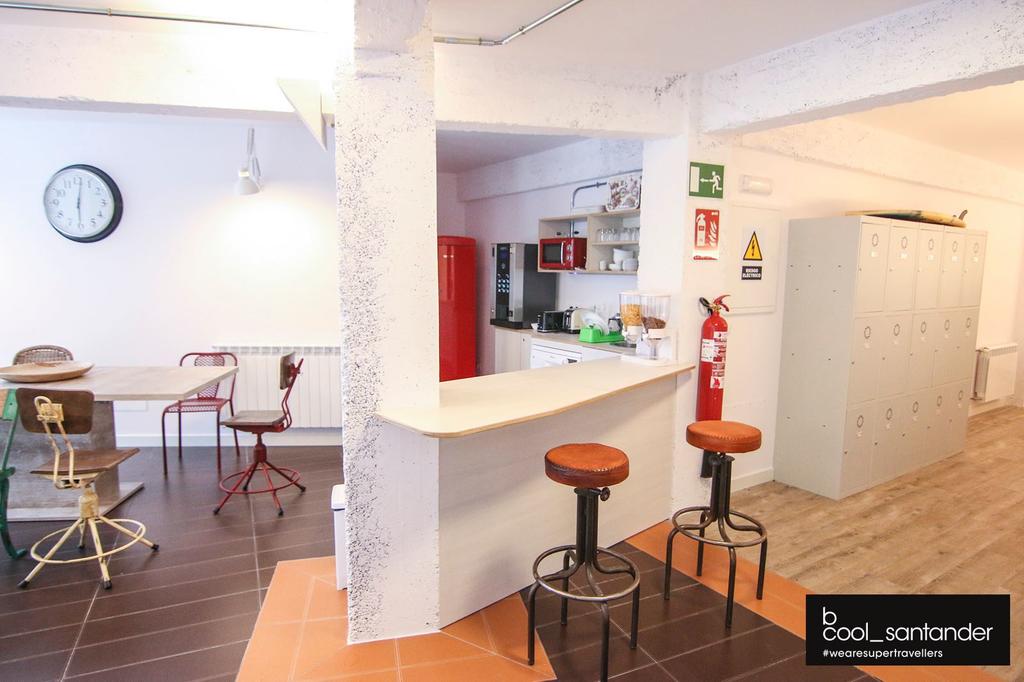 cocina-con-mesas-para-comer-hostel-bcool-santader-cantabria.jpg