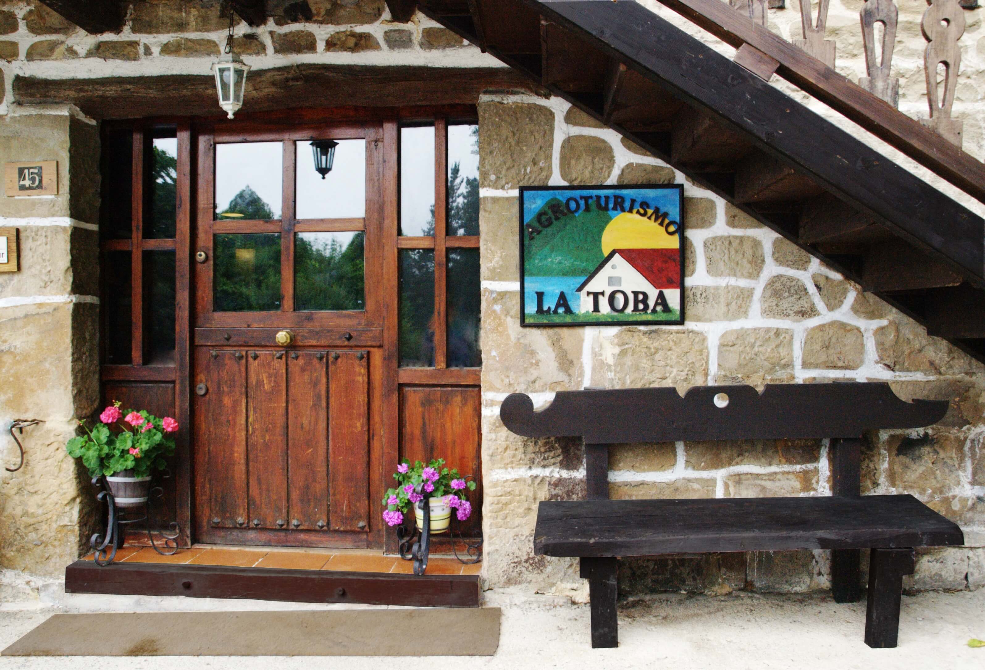 entrada-puerta-agroturismo-casa-la-toba-artzentales.jpg