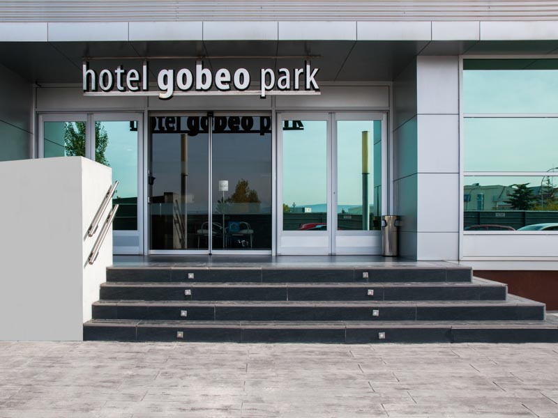 puerta-entrada-exterior-hotel-gobeo-park-vitoria.jpg