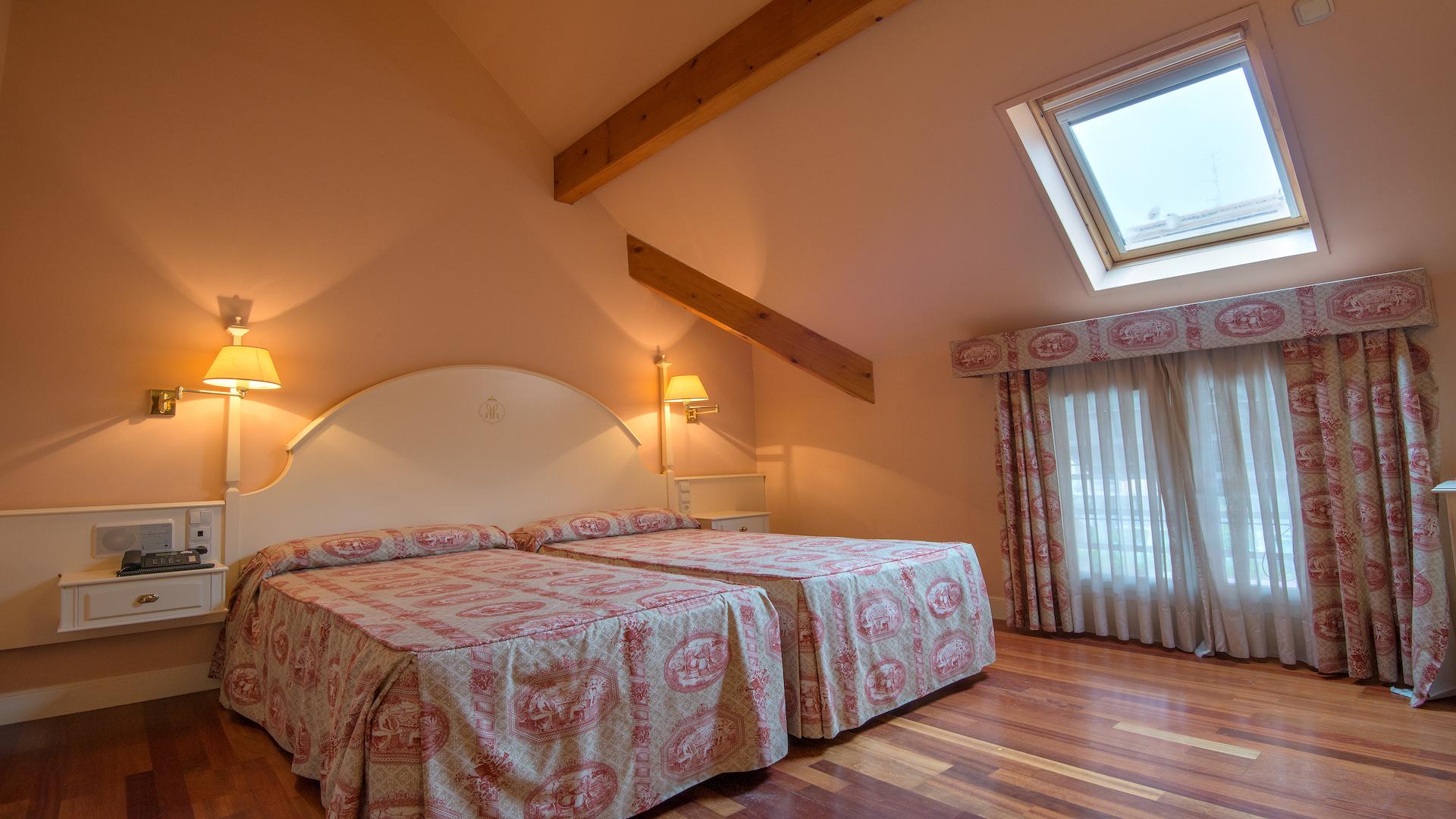 habitacion-doble-rosa-buhardilla-hotel-harrison-etxea-amorebieta.jpg