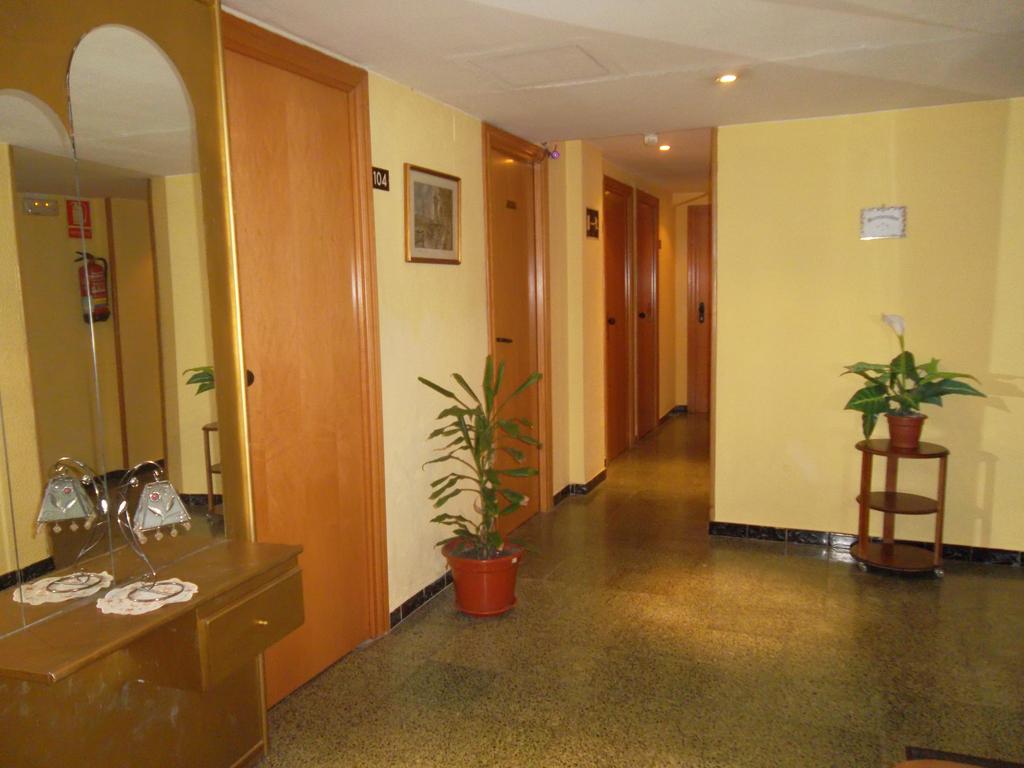 hostal-zaragoza-cumbre-habitacion-cama-pasillo-puertas-habitacion.jpg