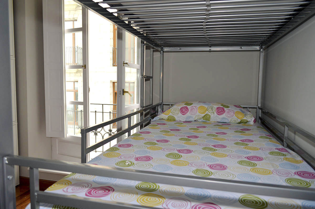 cama-litera-ventana-hostel-santander-santander.jpg