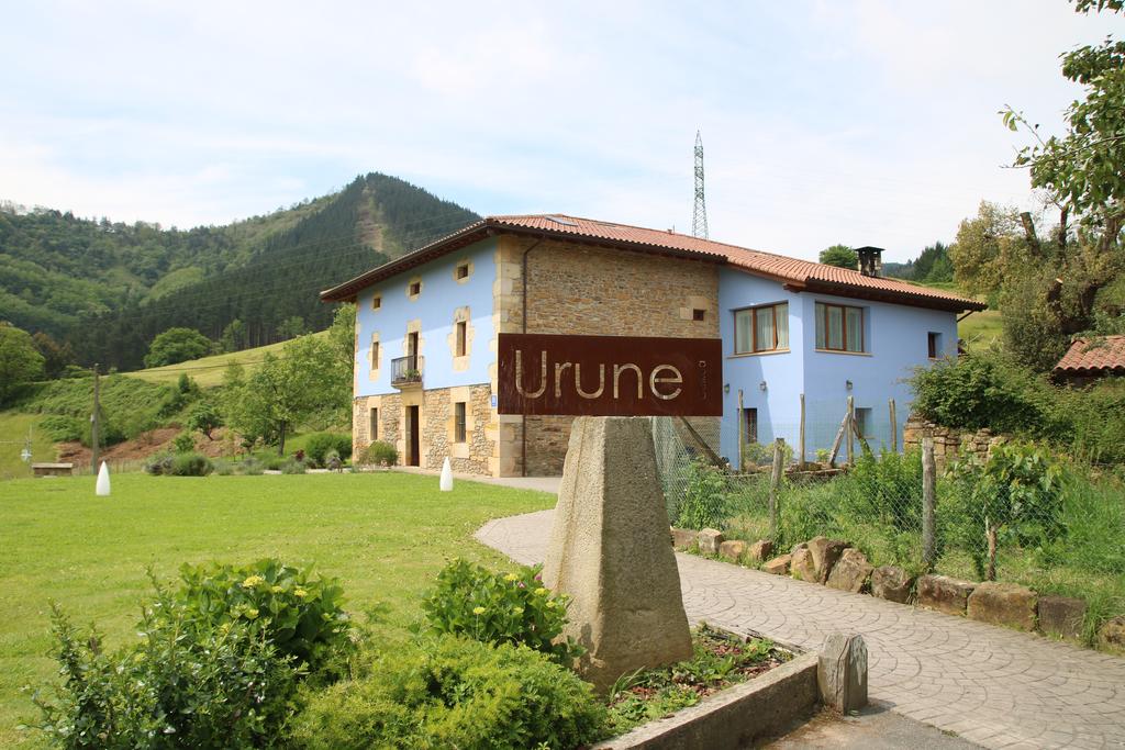 entrada-nombre-fachada-hotel-urune-muxika.jpg