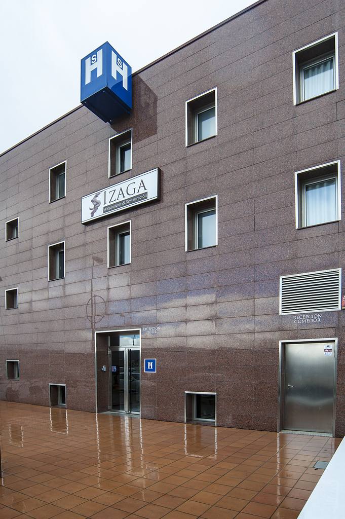 fachada-hostal-izaga-noain.jpg