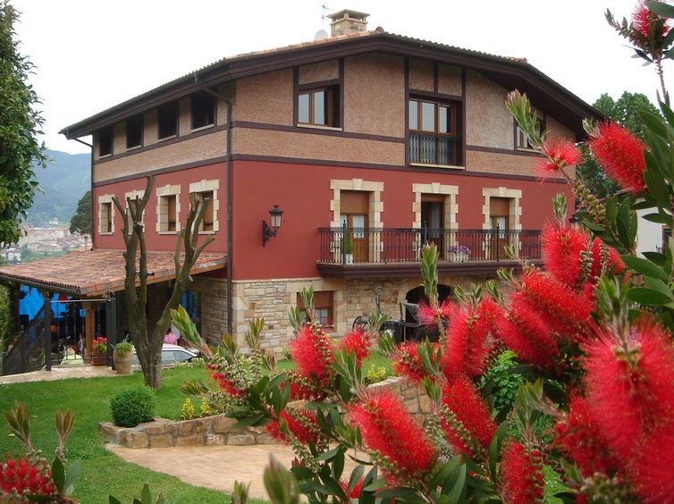 fachada-flores-casa-rural-labeondo-muskiz.jpg