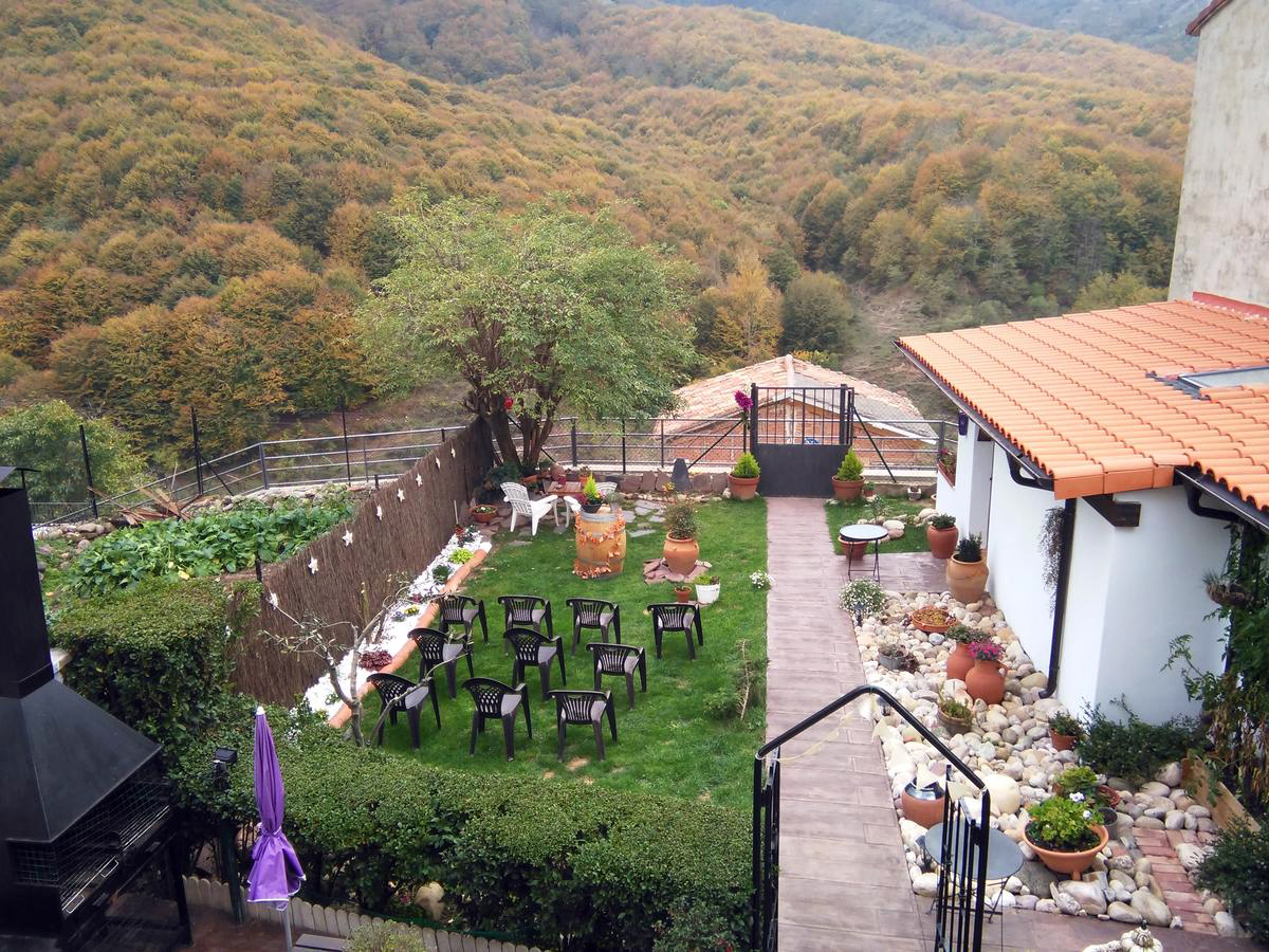 jardin-rustico-plantas-vistas-naturaleza-tejado-la-facultad-de-castroviejo-la-rioja.jpg