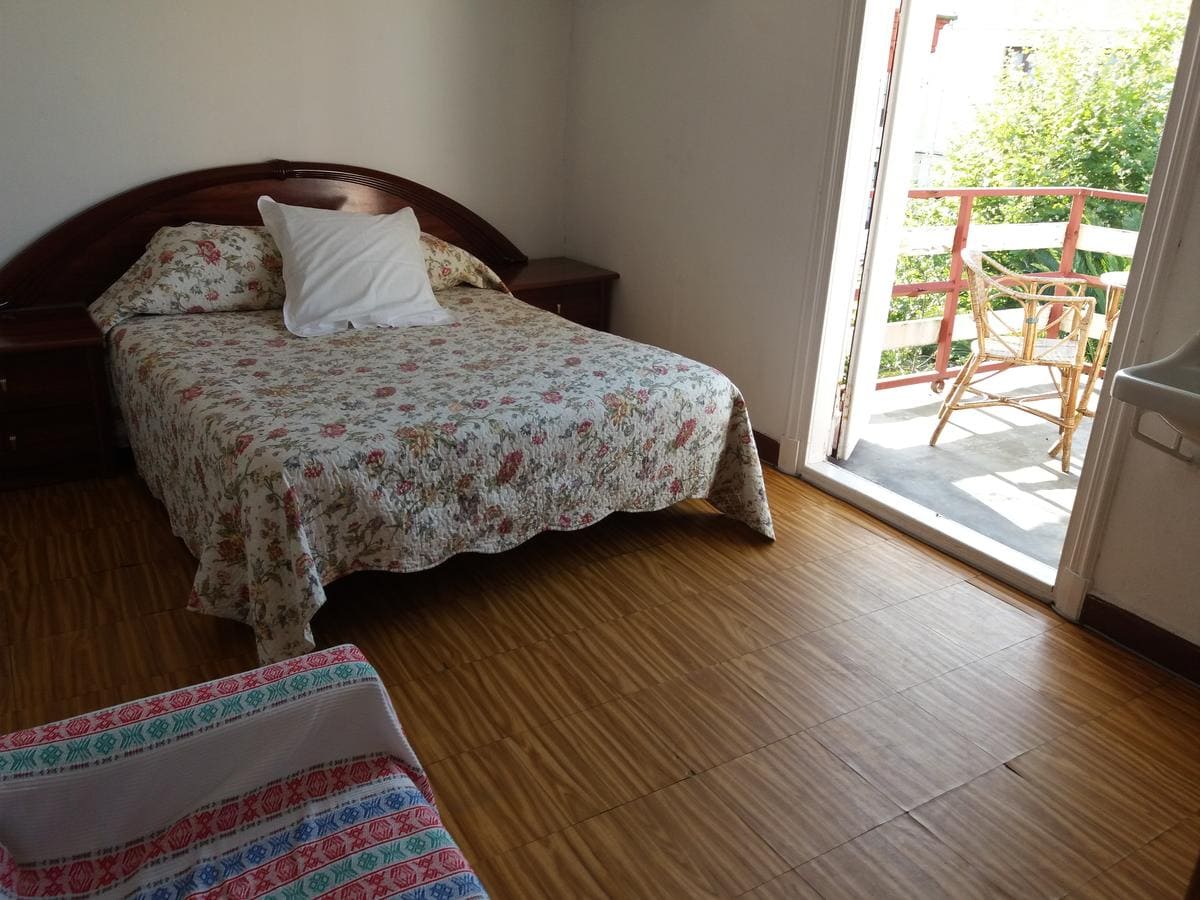 habitacion-cama-matrimonio-pension-luisito-santander-cantabria.jpg