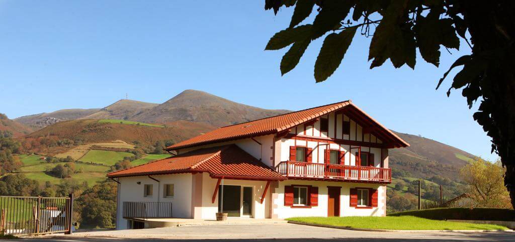 apartamentos-rurales-mendialdea-navarra-baztan-exterior-jardin.jpg