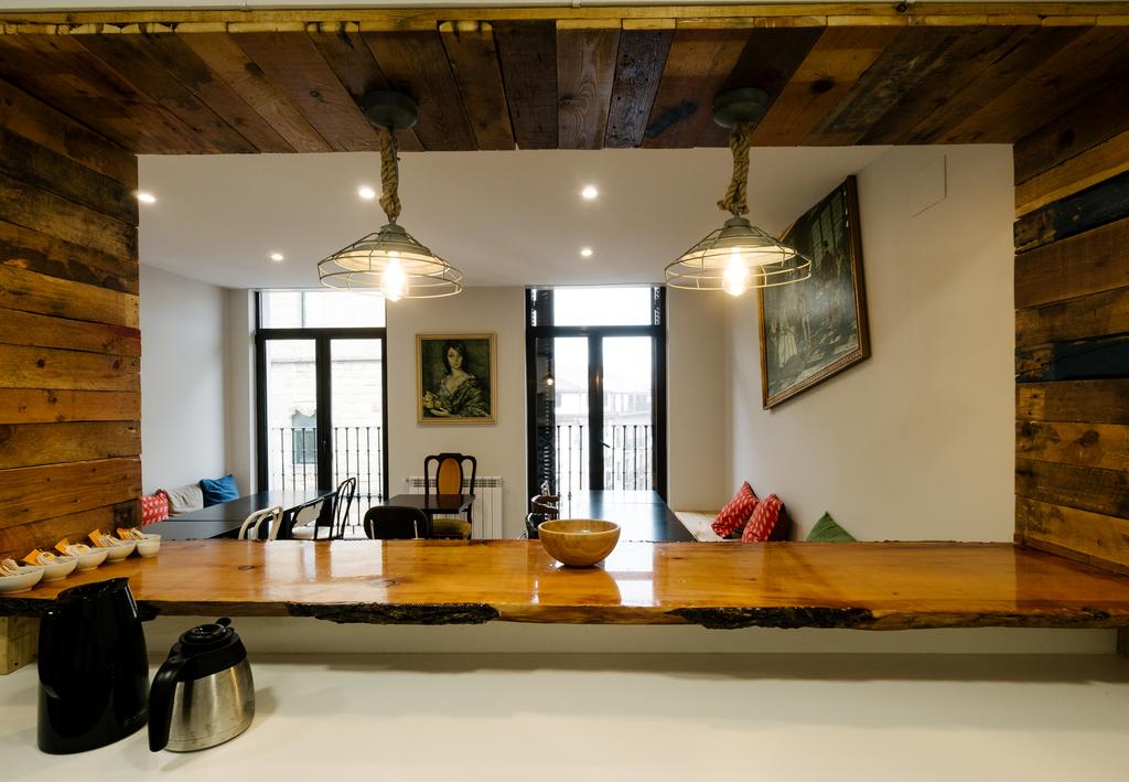 cocina-americana-ventana-off-beat-guesthouse-donosti-san-sebastian.jpg