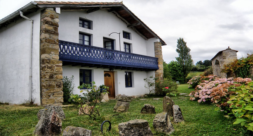 fachada-jardin-casa-rural-ortulane-urduliz.jpg