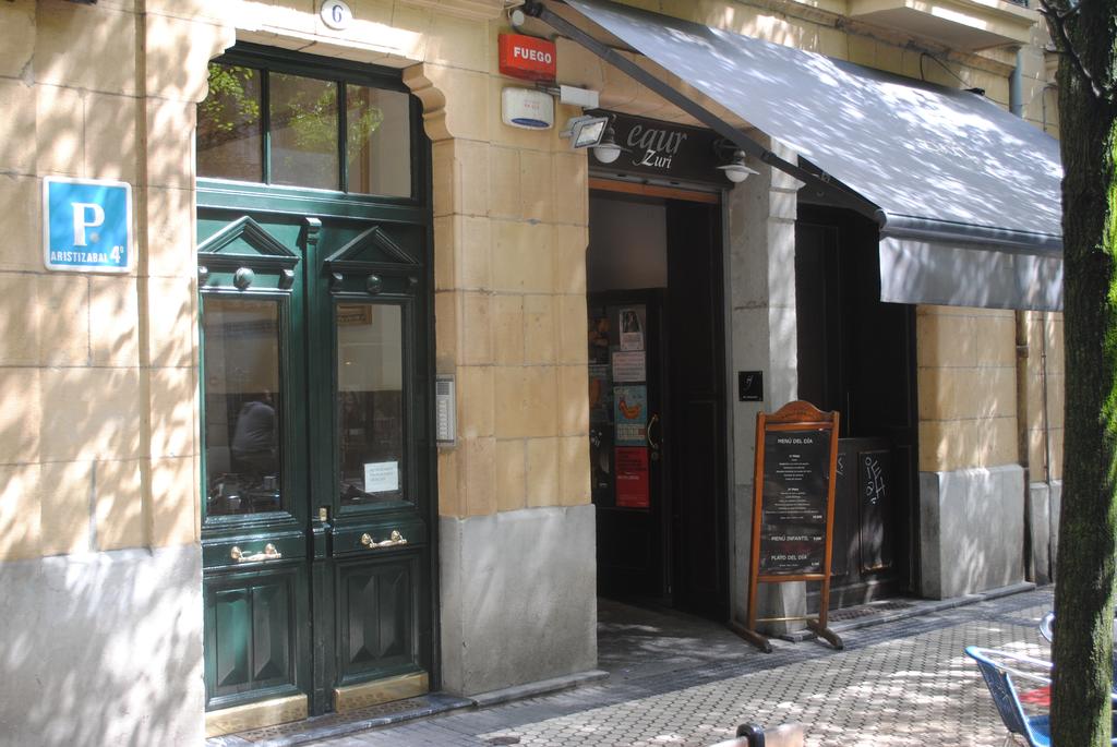 entrada-puerta-pension-aristizabal-donosti-san-sebastian.jpg