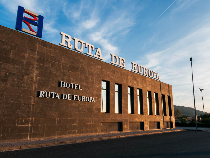 exterior-nombre-hotel-ruta-de-europa-vitoria.jpg