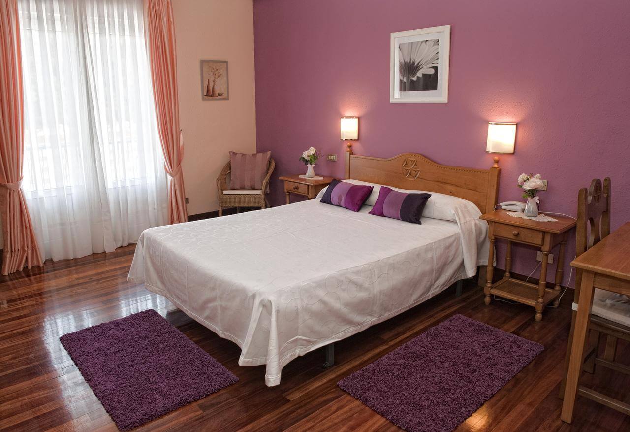 habitacion-morada-cama-matrimonio-hotel-txaraka-bermeo.jpg