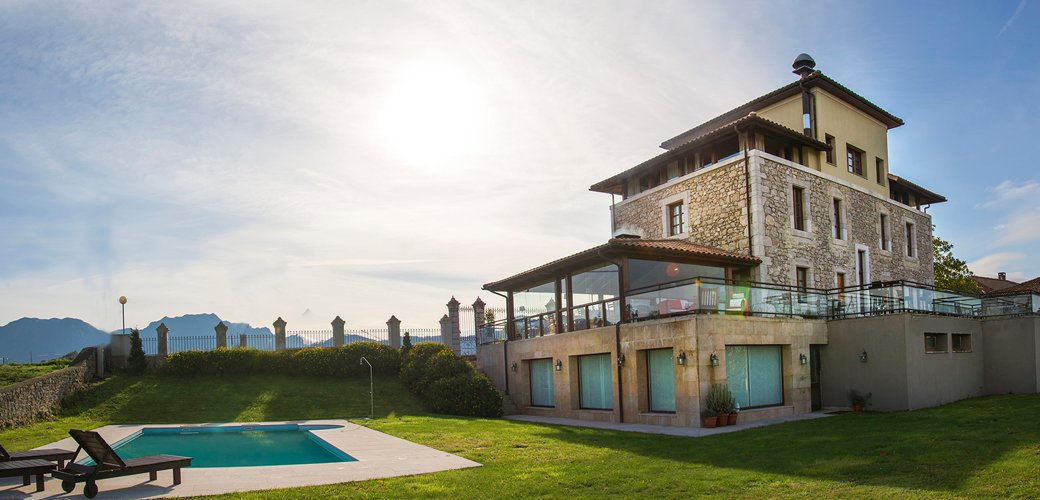 hotel-villadesella-ribadesella-asturias-exterior-piscina-jardin.jpg