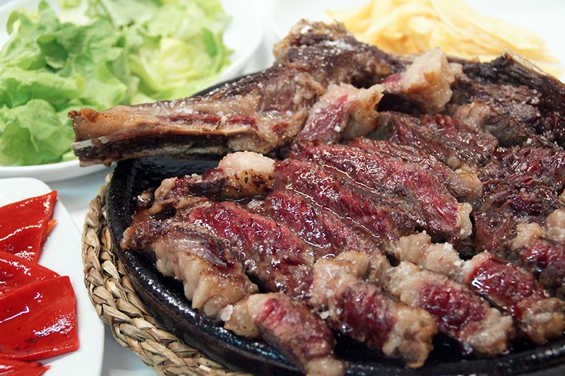 chuleton-ensalada-pimientos-restaurante-albokak-jatetxea-alonsotegi.jpg