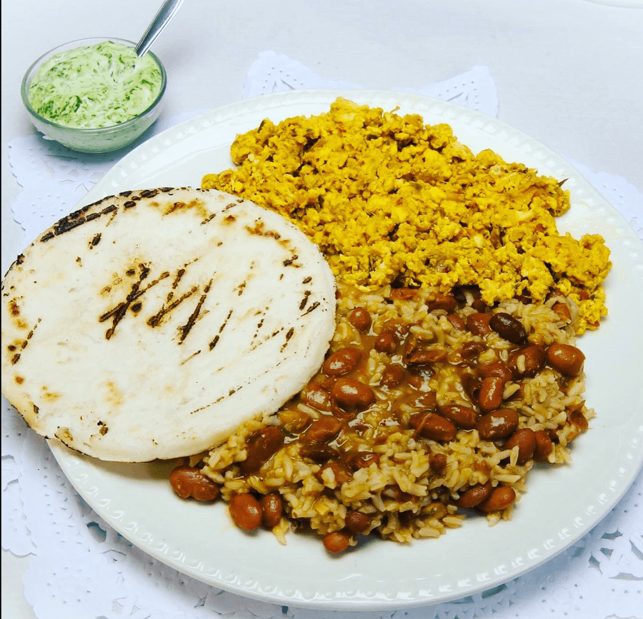 calentado-con-arepa-antioqueno-restaurante-bilbao-bizkaia.png