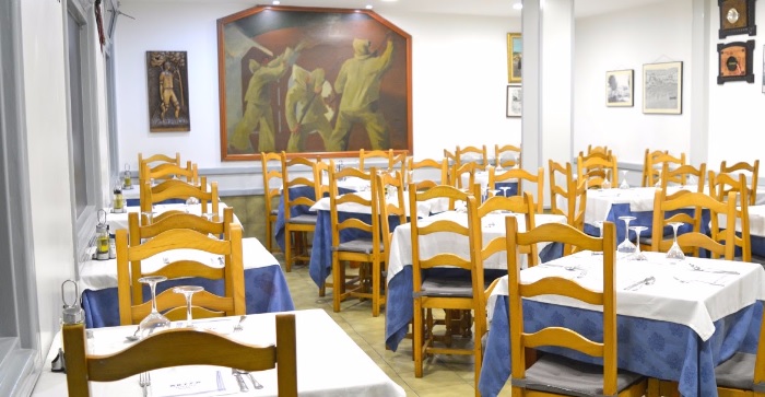 comedor-mesa-sillas-restaurante-artza-jatetxea-bermeo.jpg