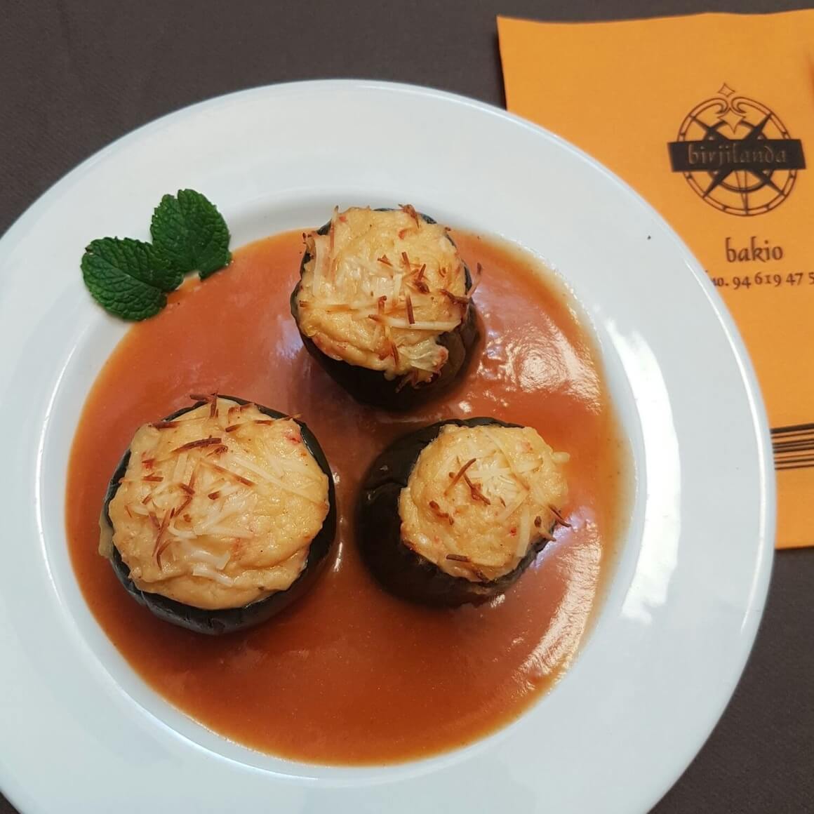 berenjenas-rellenas-queso-salsa-restaurante-birjilanda-bakio.jpg