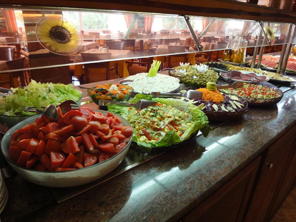 ensalada-restaurante-del-hotel-manaus-el-arenal-baleares.jpg