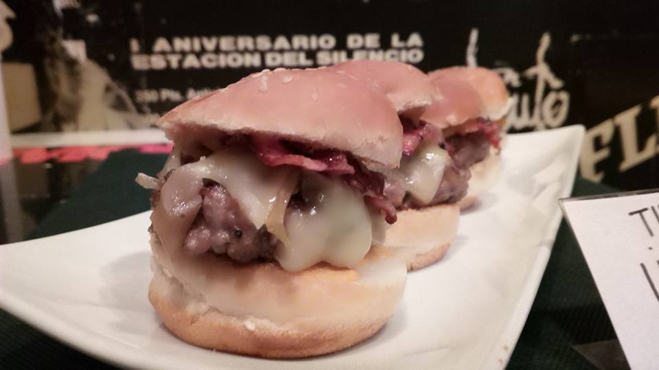 restaurante-disco-pub-linacero-zaragoza-musica-hamburguesa-queso.jpg