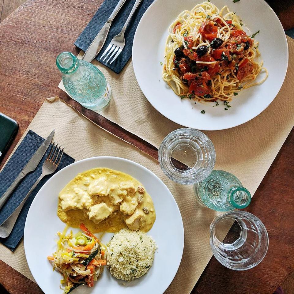 cafe-born-barcelona-espaguetis-aceitunas-arroz-botellas-vasos.jpg