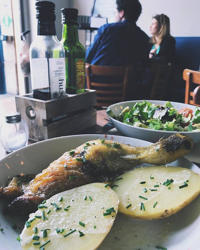 cafe-born-barcelona-pollo-hueso-patatas-perejil-ensalada.jpg