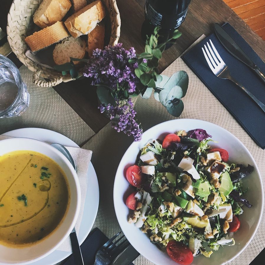 cafe-born-barcelona-sopa-ensalada-pan-cesta-tomate.jpg