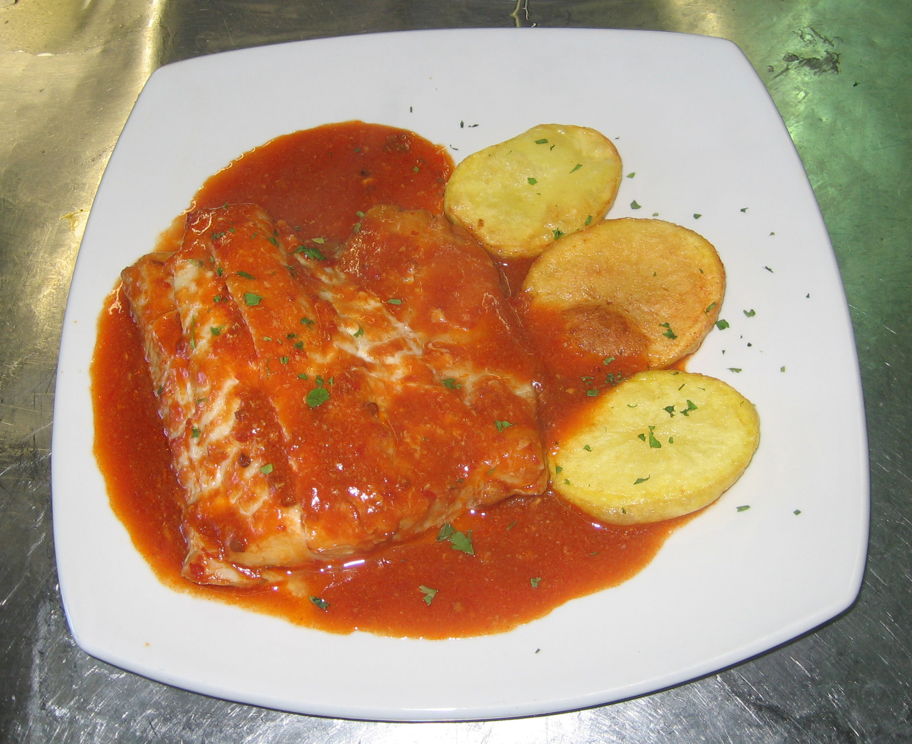 merluza-cn-tomate-patata-panadera-restaurante-casa-suncia-gijon-asturias.jpg