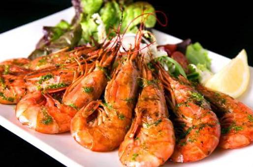 catalonia-restaurante-comida-barcelona-gambas-plato-limon.jpg