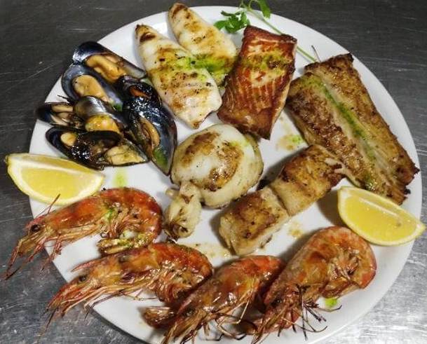 catalonia-restaurante-barcelona-comia-plato-gambas-mejillon-limon.jpg