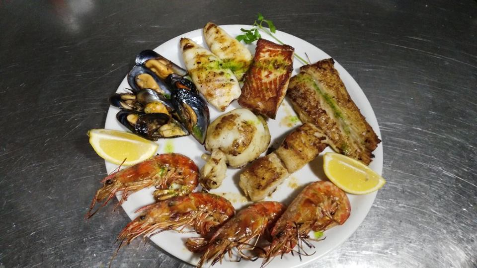 catalonia-restaurante-barcelona-comia-plato-gambas-mejillon-limon.jpg