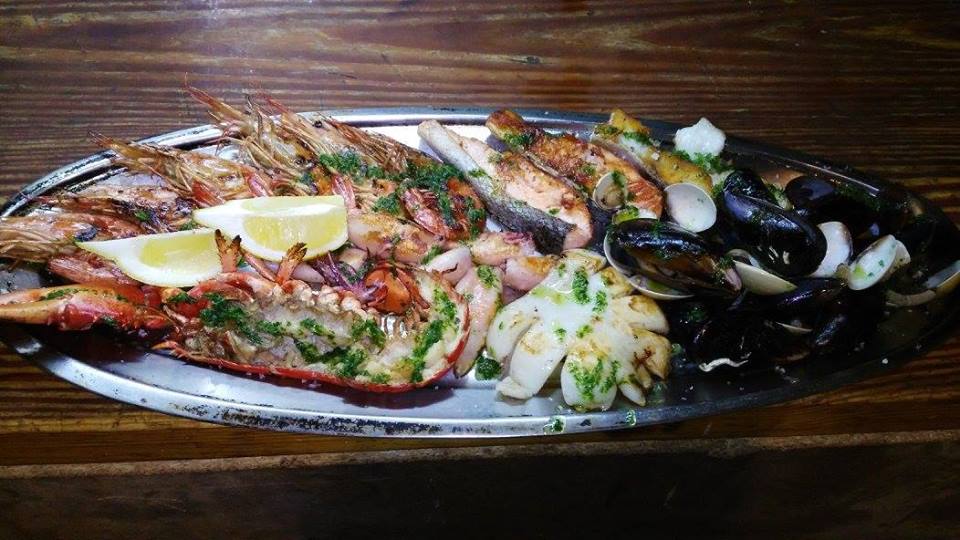 catalonia-restaurante-barcelona-comida-mejillones-gambas-bandeja-marisco.jpg