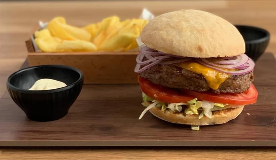 hamburguesa-con-patatas-restaurante-cerveceria-la-del-medio-oviedo-asturias.jpg