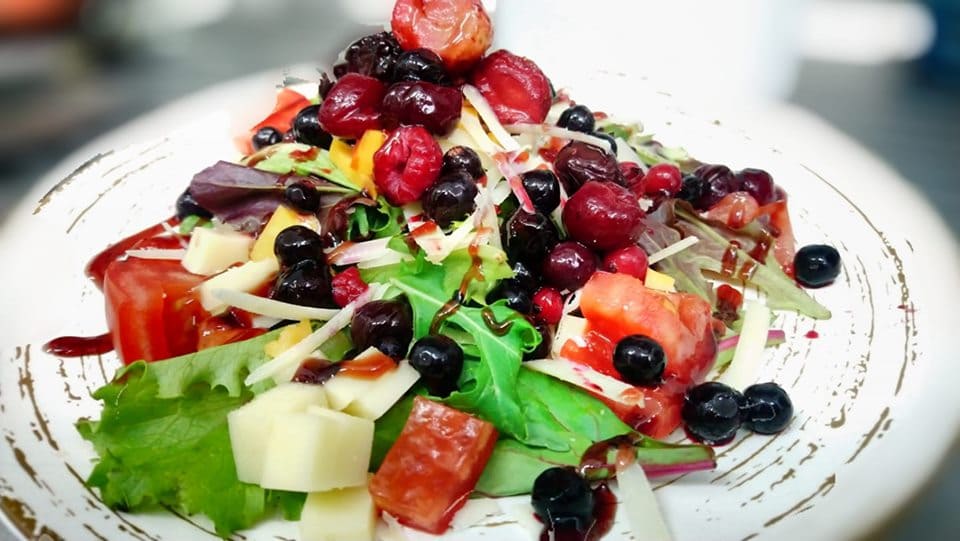ensalada-con-frutos-rojos-restaurante-cerveceria-la-del-medio-oviedo-asturias.jpg