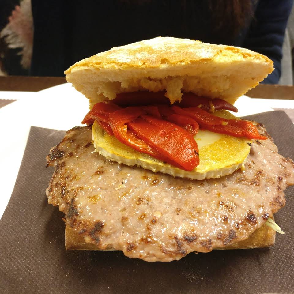 cerveceria-sajonia-zaragoza-hamburguesa-carne-queso-tomate-pimiento.jpg