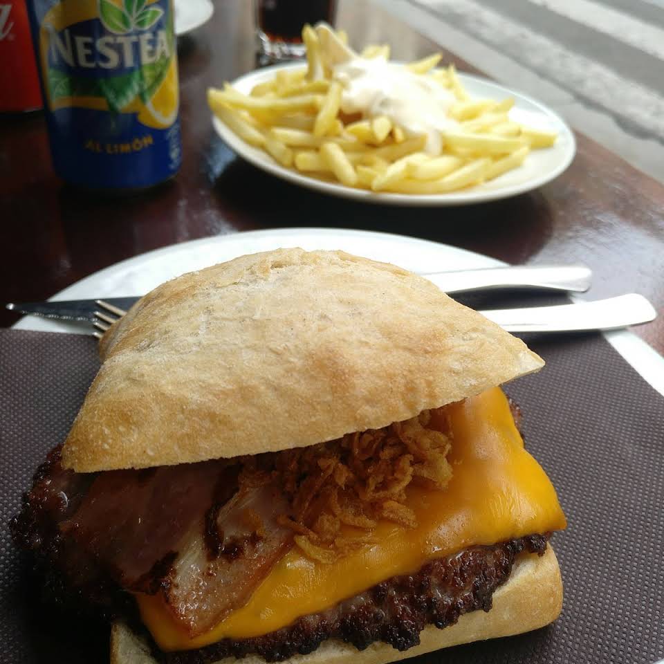 cerveceria-sajonia-zaragoza-patatas-fritas-mayonesa-queso-hamburguesa-pan-bacon.jpg