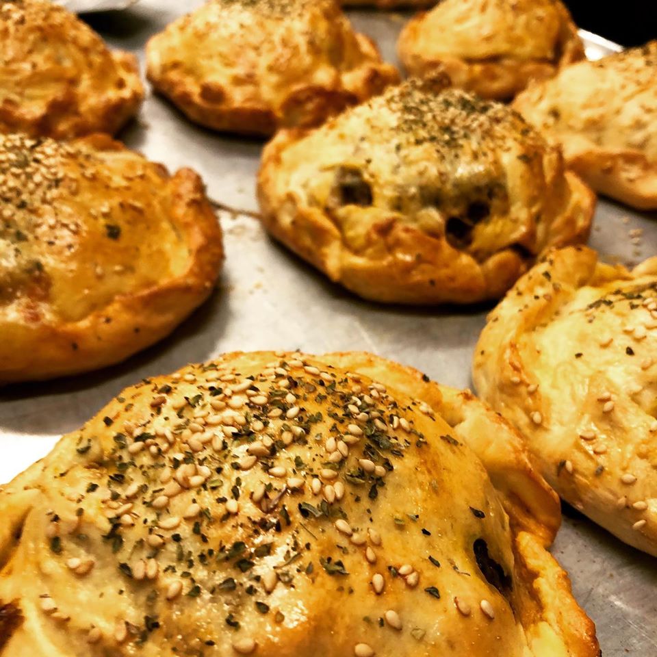 panecillos-rellenos-carne-verduras-queso-restaurante-copper-deli-bilbao.jpg