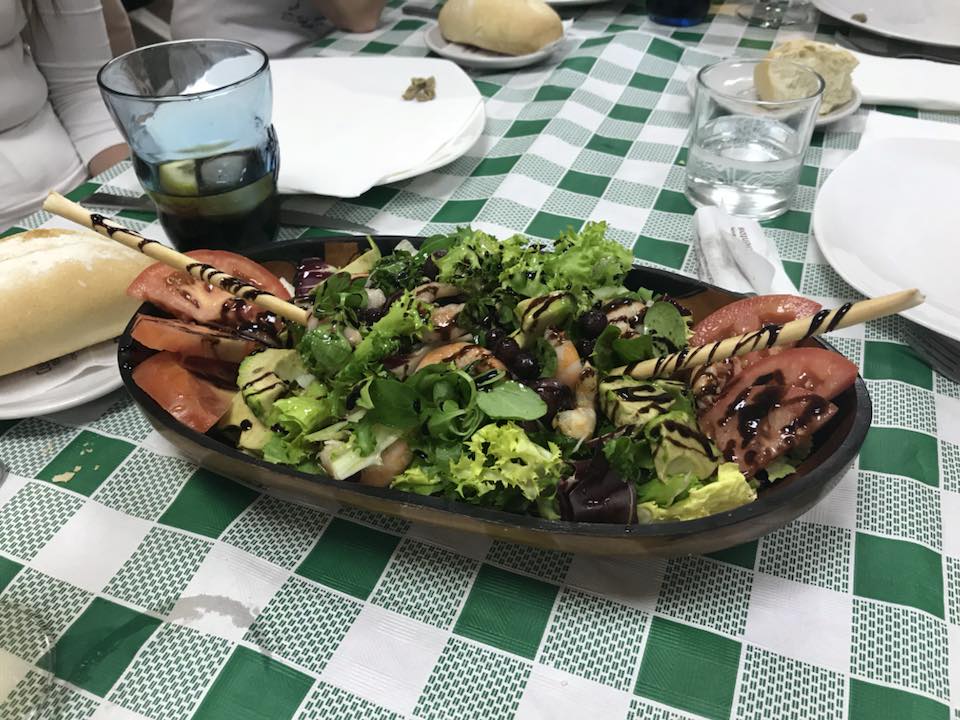 ensalada-frutos-rojos-guacamole-lechuga-restaurante-cuatro-caminos-cuenca-castilla-mancha.jpg