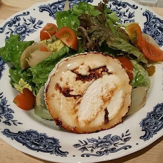ensalada-de-queso-restaurante-dolores-y-lola-madrid.jpg