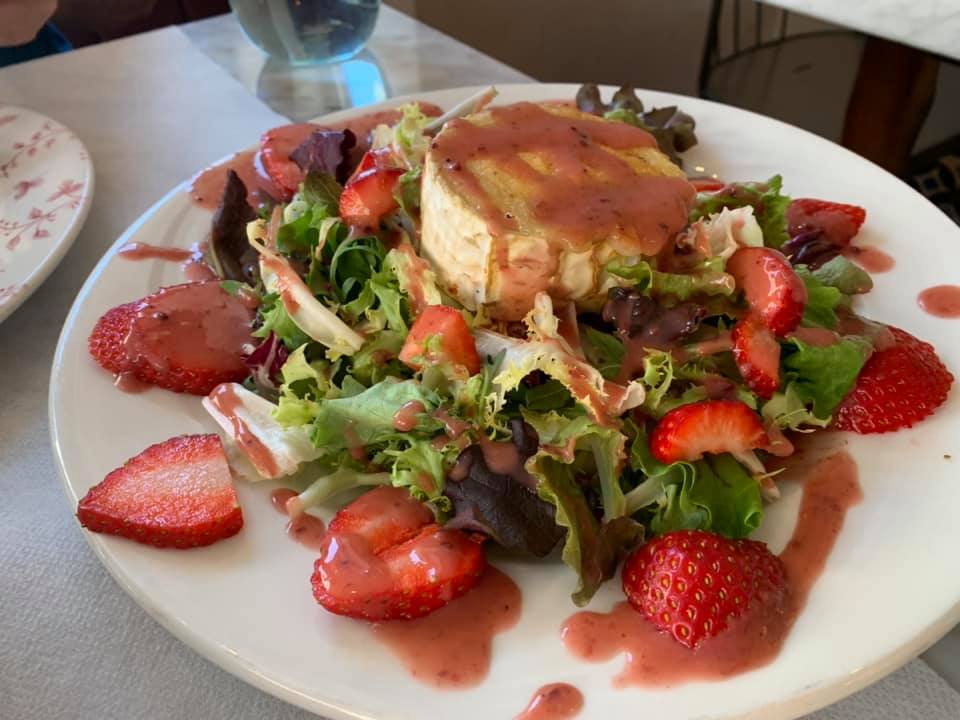 ensalada-fresas-lechuga-verdura-fruta-restaurante-coto-de-san-juan-cuenca-castilla-mancha.jpg