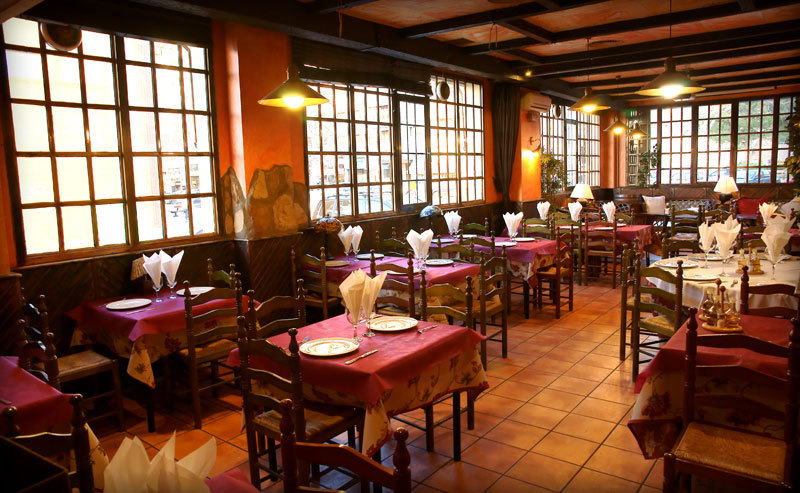 mesas-comedor-platos-restaurante-coto-de-san-juan-cuenca-castilla-mancha.jpg