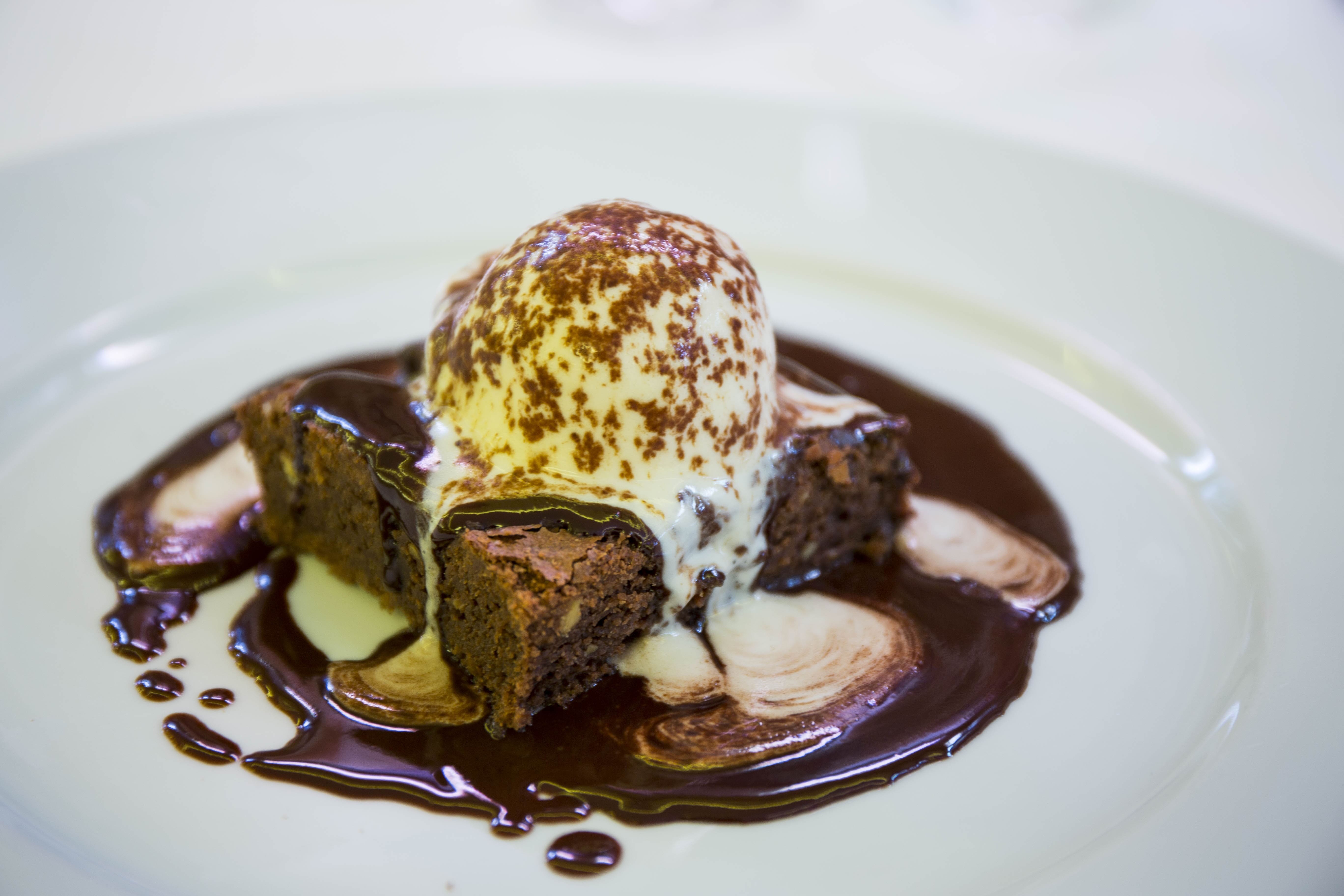 browny-de-chocolate-con-helado-de-vainilla-bourbon-el-cafe-de-la-opera.jpg