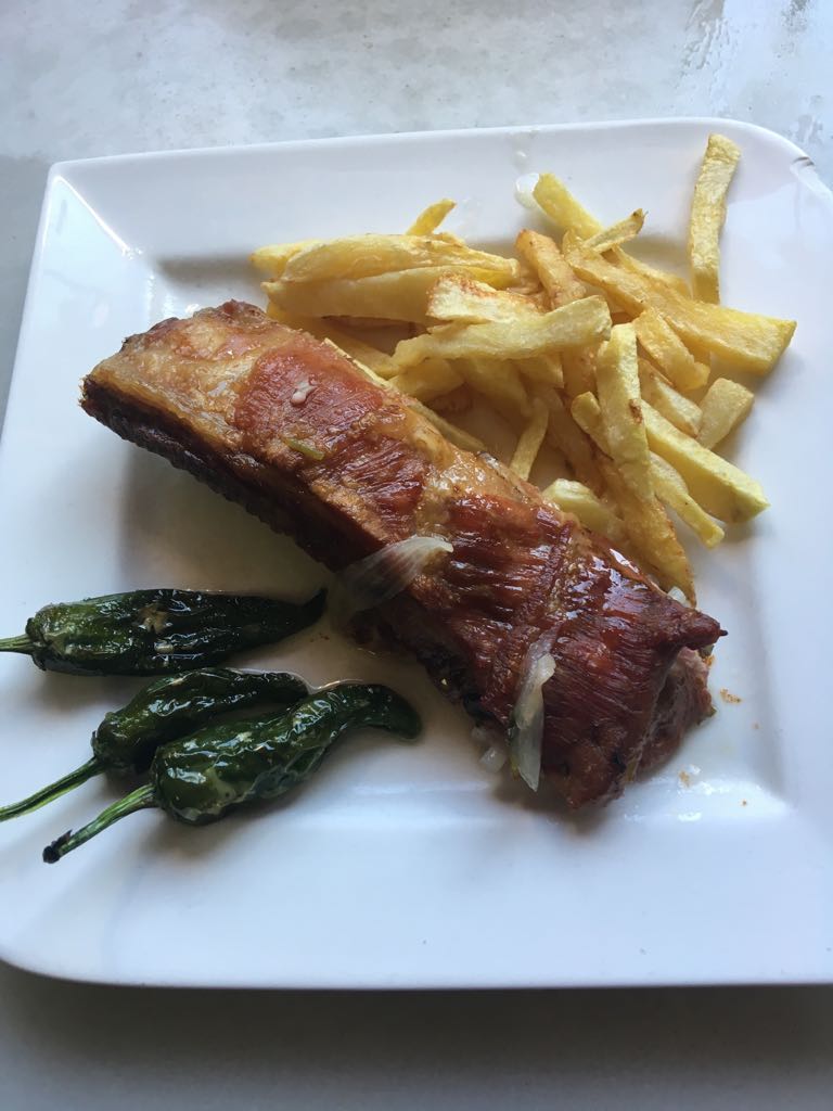 eleizondo-jatetxe-menaka-bizkaia-costilla-carne-cerdo-patatas-pimientos.jpeg