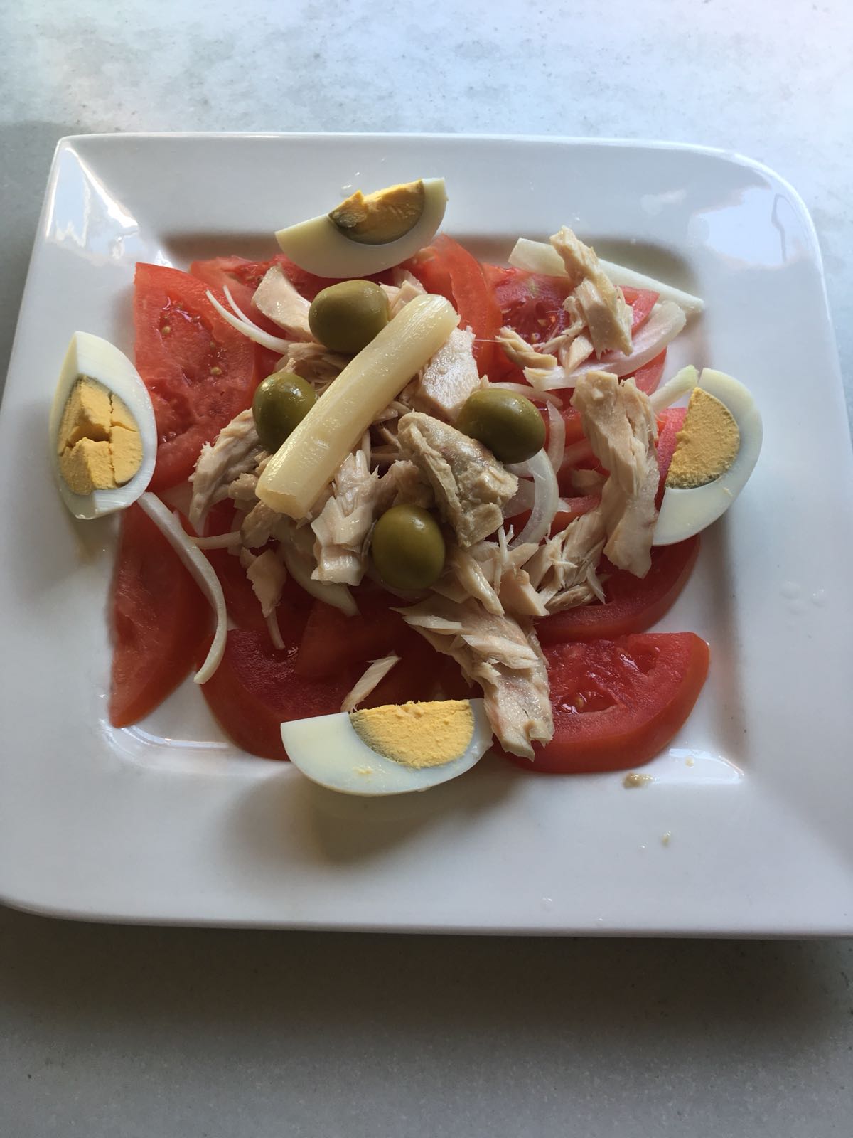 eleizondo-jatetxe-menaka-bizkaia-ensalada-cruda-tomate-bonito-esparrago-aceituna.jpeg