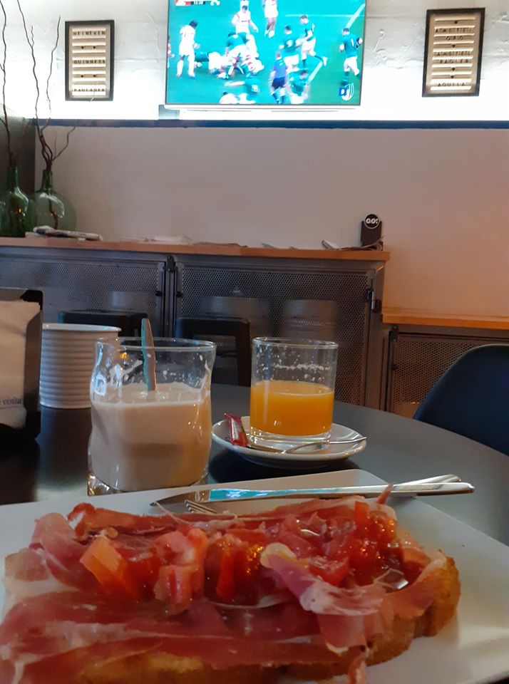 desayuno-jamon-tomate-zumo-cola-cao-restaurante-flor-de-escocia-burgos-castilla-leon.jpg