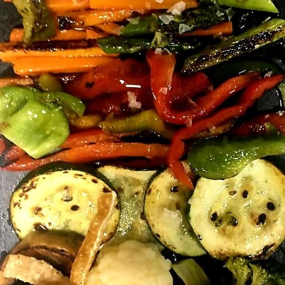 parrillada-verduras-pepino-zanahoria-pimiento-rojo-verde-restaurante-flor-de-escocia-burgos-castilla-leon.jpg