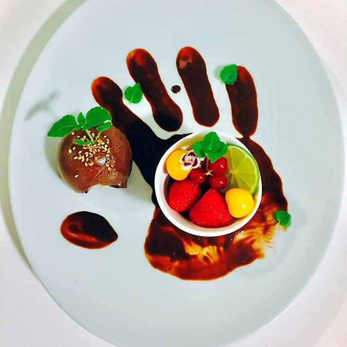 postre-fresas-cerezas-lima-mano-chocolate-restaurante-ikaitz-donostia.jpg